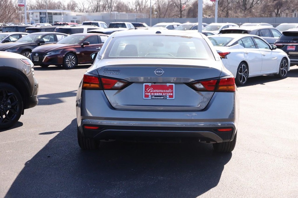 Nissan Altima Vehicle Image 08