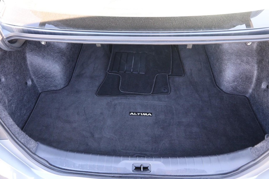 Nissan Altima Vehicle Image 09