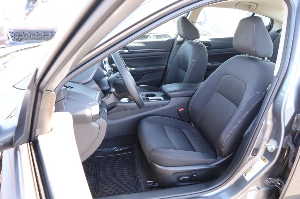 Nissan Altima Vehicle Image 10