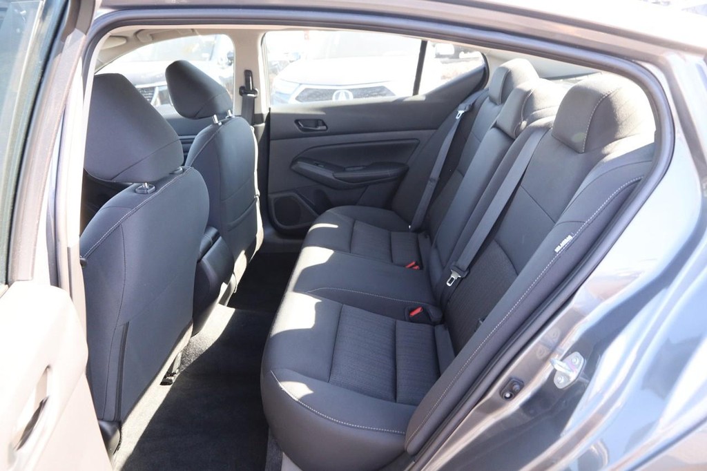 Nissan Altima Vehicle Image 11