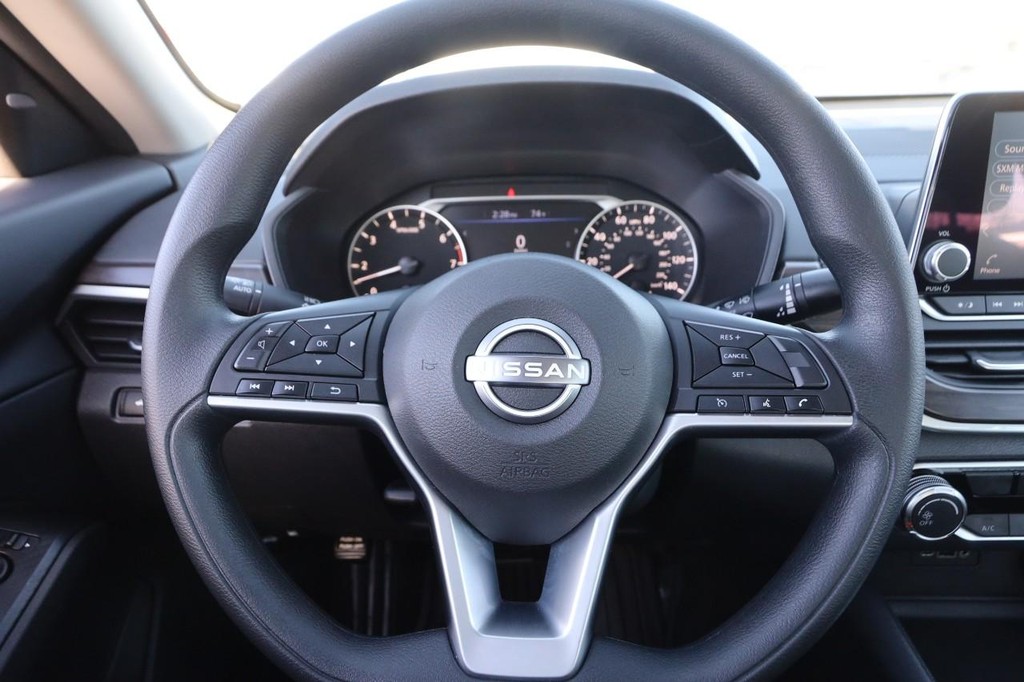 Nissan Altima Vehicle Image 12