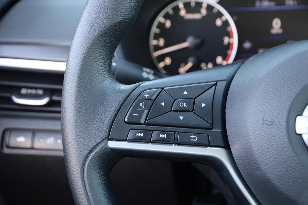 Nissan Altima Vehicle Image 13