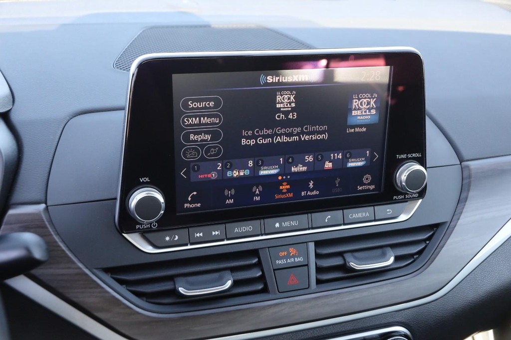 Nissan Altima Vehicle Image 17