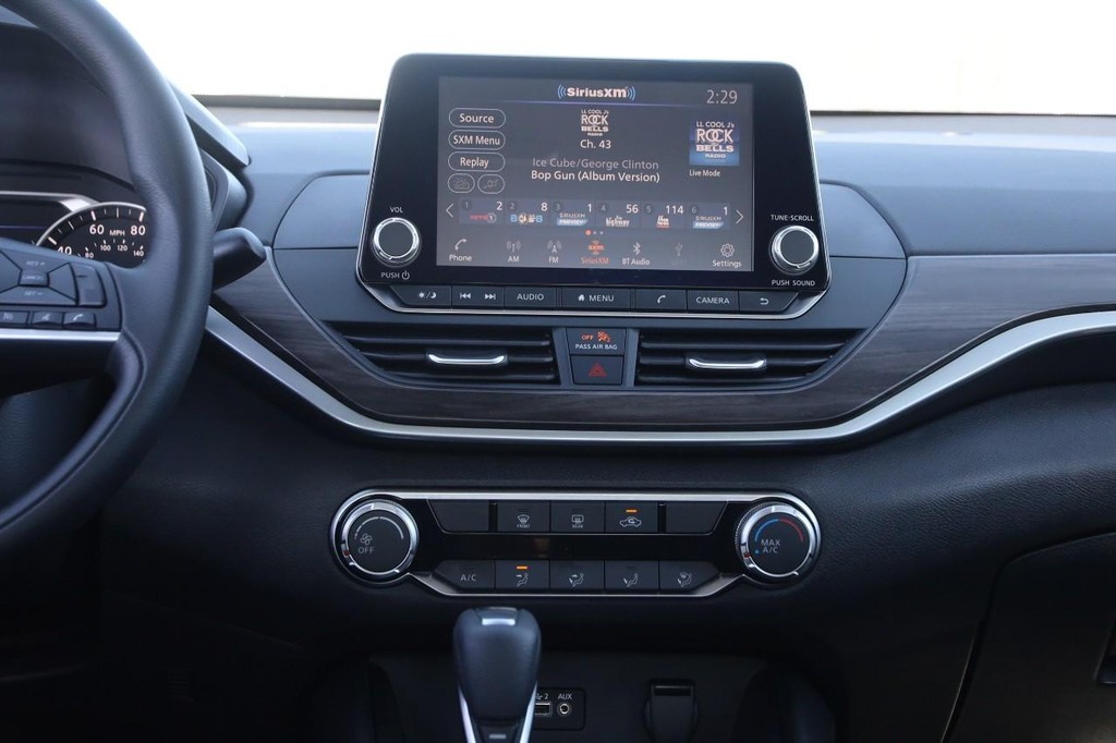 Nissan Altima Vehicle Image 24