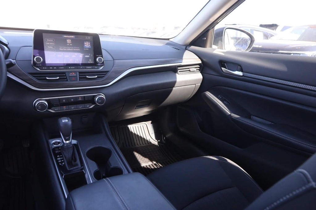 Nissan Altima Vehicle Image 25