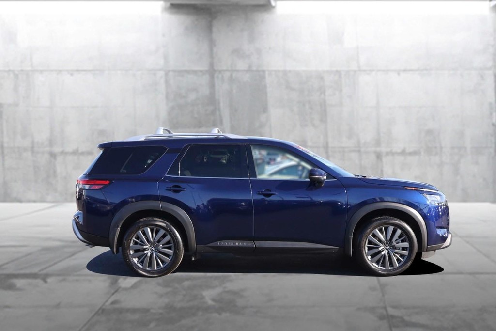 Nissan Pathfinder Vehicle Full-screen Gallery Image 5