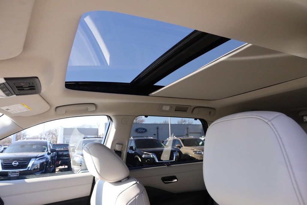 Nissan Pathfinder Vehicle Full-screen Gallery Image 9