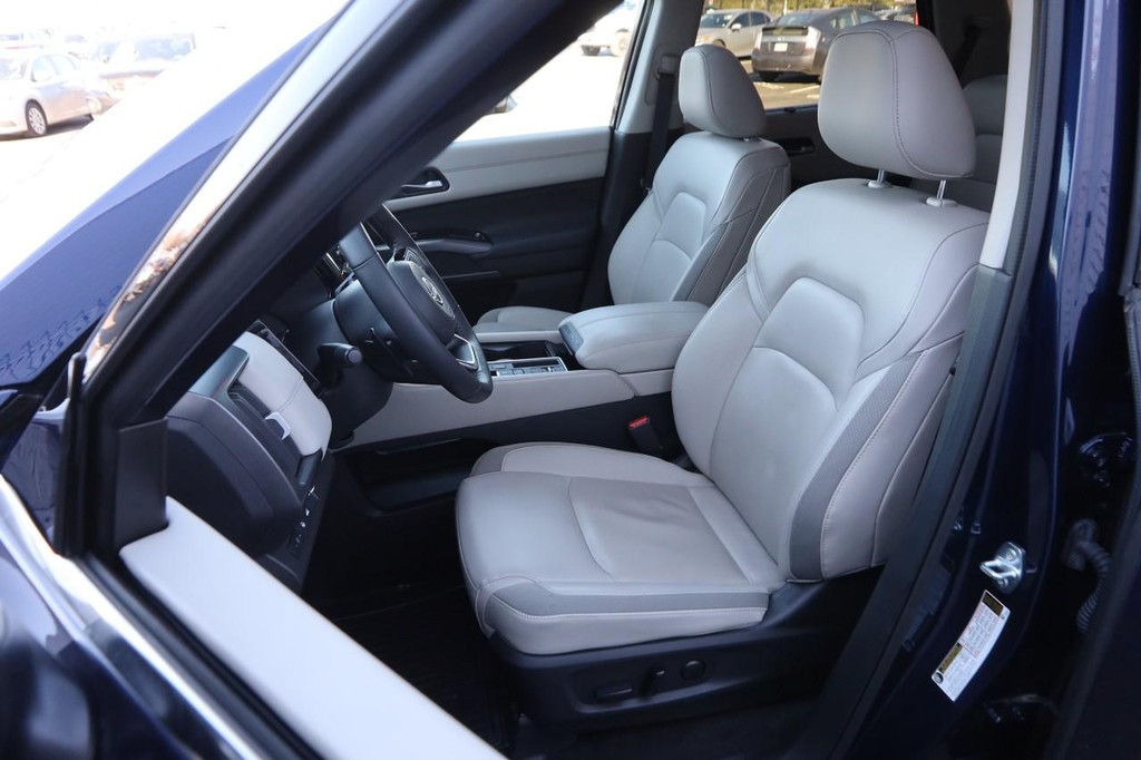 Nissan Pathfinder Vehicle Full-screen Gallery Image 10