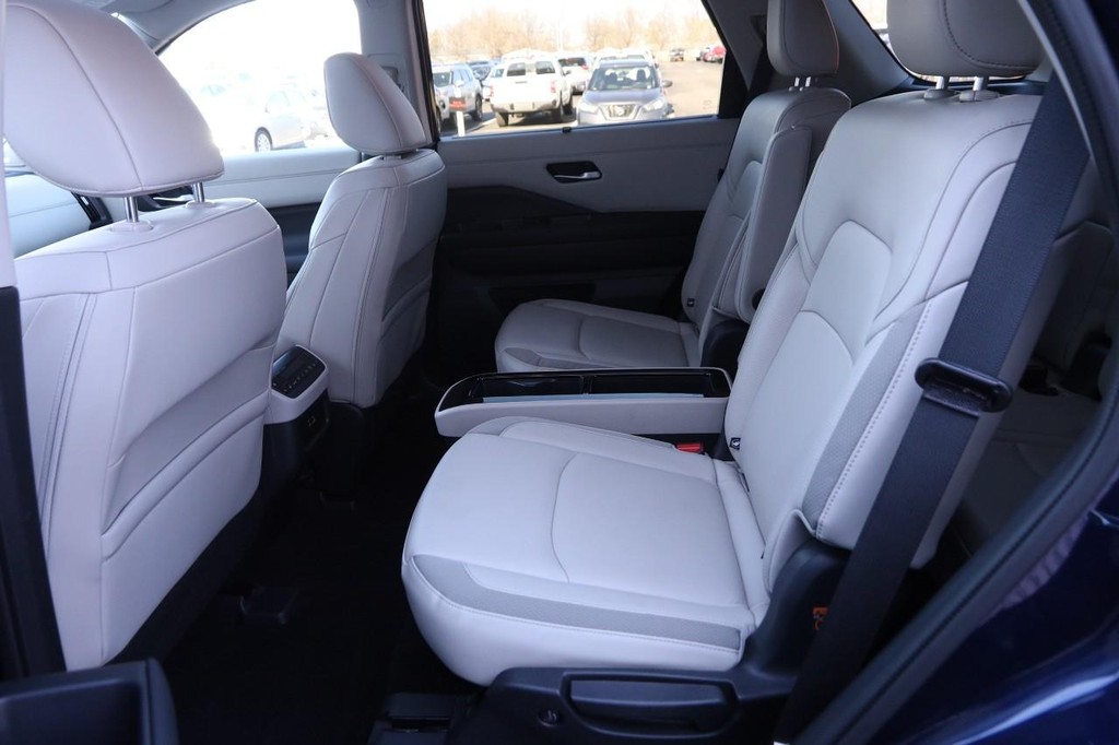 Nissan Pathfinder Vehicle Full-screen Gallery Image 11