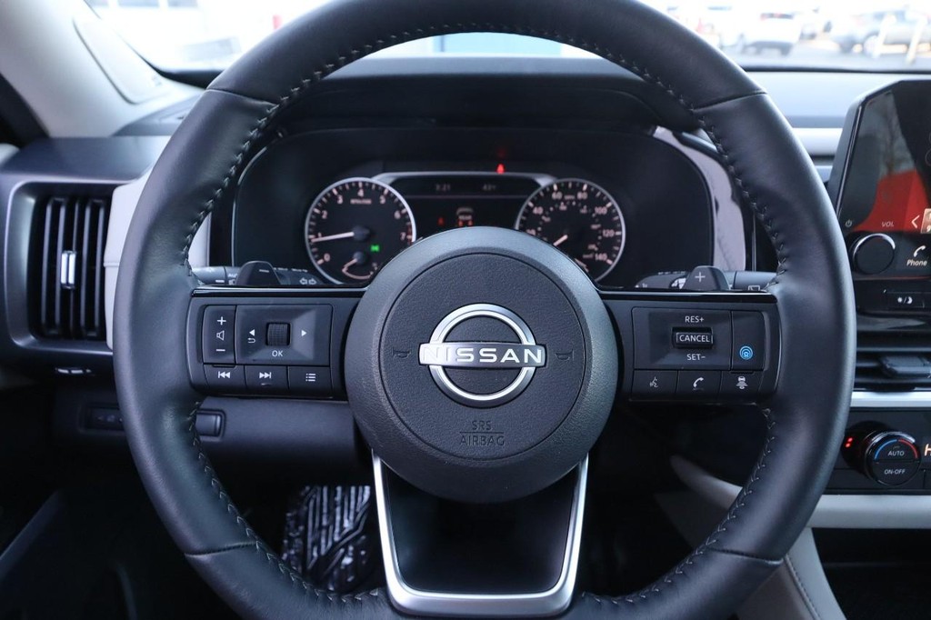 Nissan Pathfinder Vehicle Full-screen Gallery Image 13