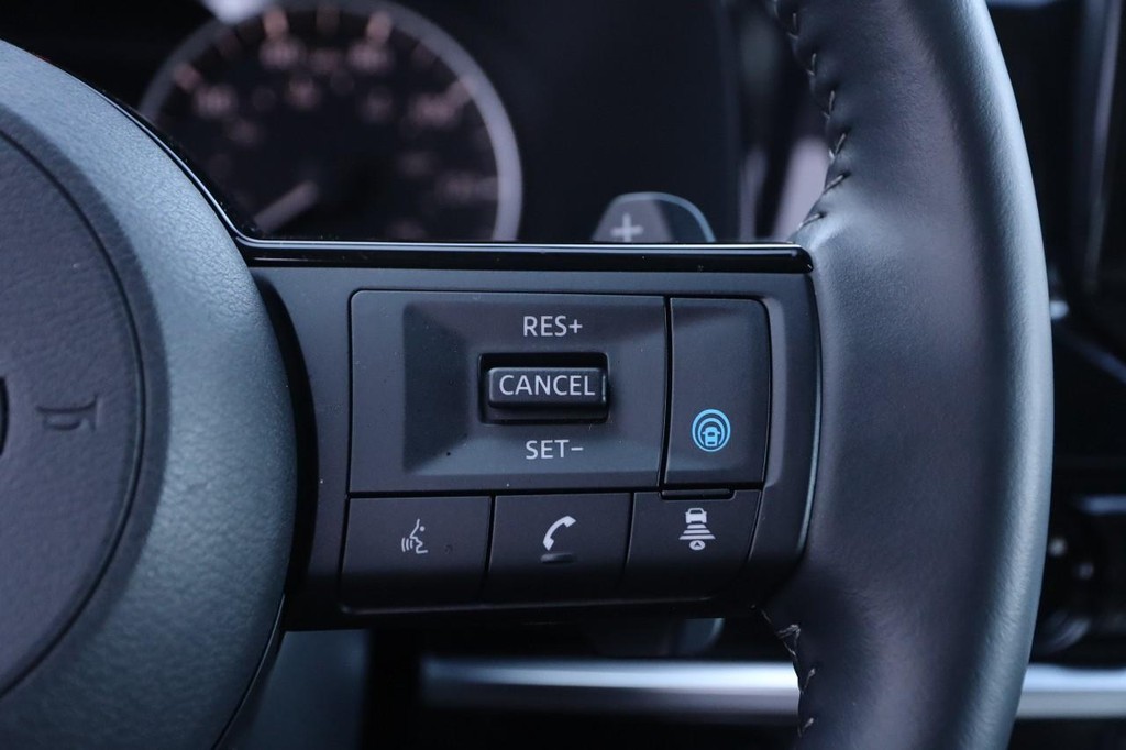 Nissan Pathfinder Vehicle Full-screen Gallery Image 15