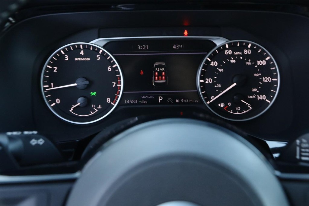 Nissan Pathfinder Vehicle Full-screen Gallery Image 16