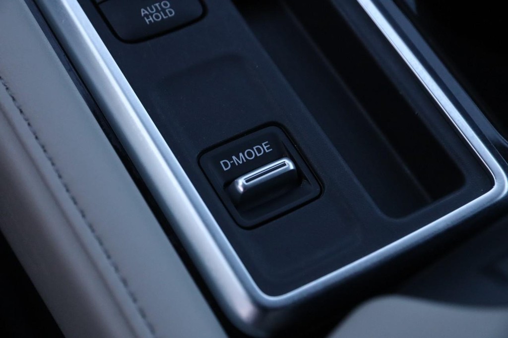 Nissan Pathfinder Vehicle Full-screen Gallery Image 20