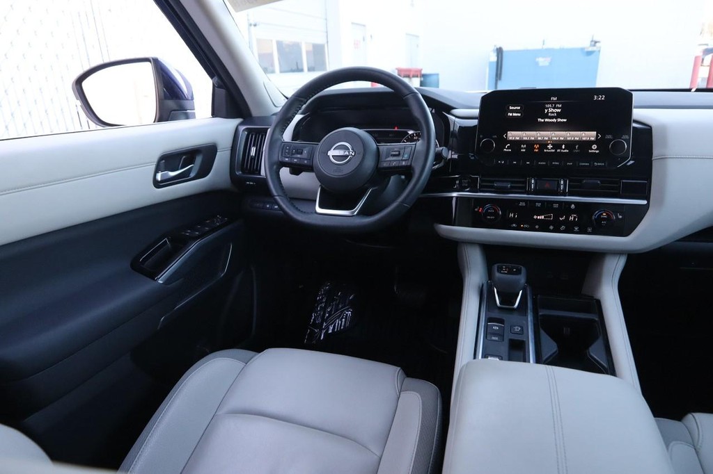 Nissan Pathfinder Vehicle Full-screen Gallery Image 23