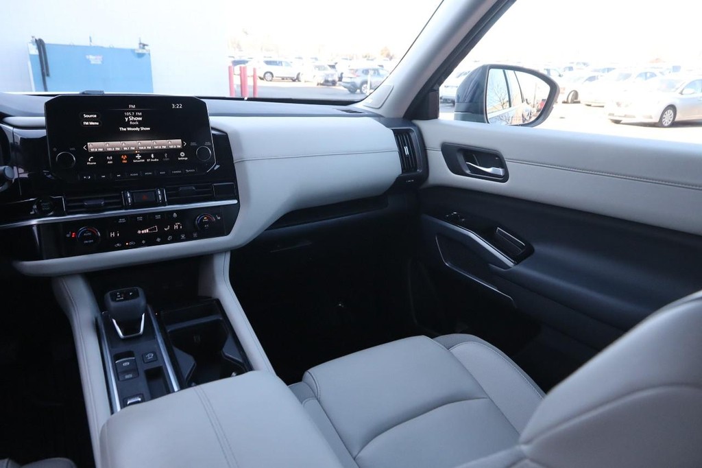 Nissan Pathfinder Vehicle Full-screen Gallery Image 26