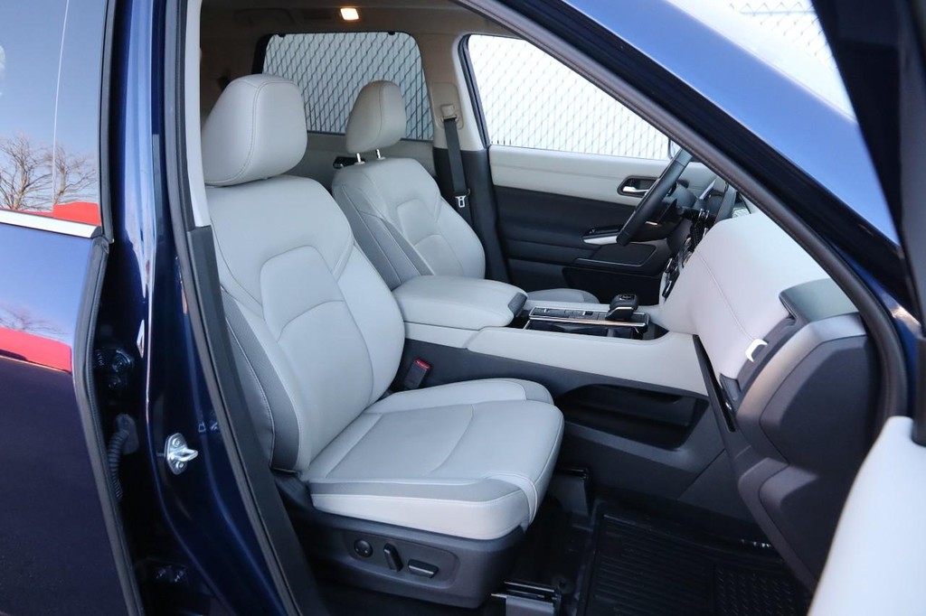 Nissan Pathfinder Vehicle Full-screen Gallery Image 27