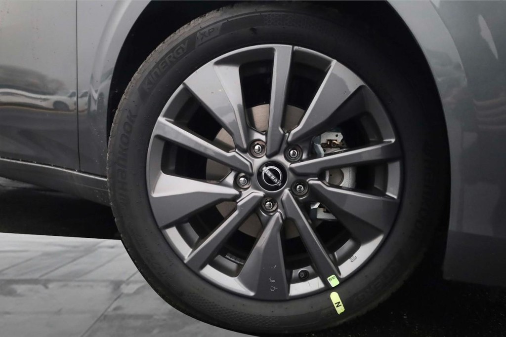 Nissan Sentra Vehicle Image 03