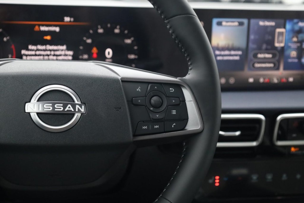 Nissan Sentra Vehicle Image 09