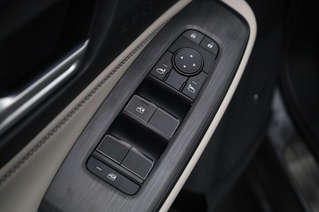 Nissan Sentra Vehicle Image 11