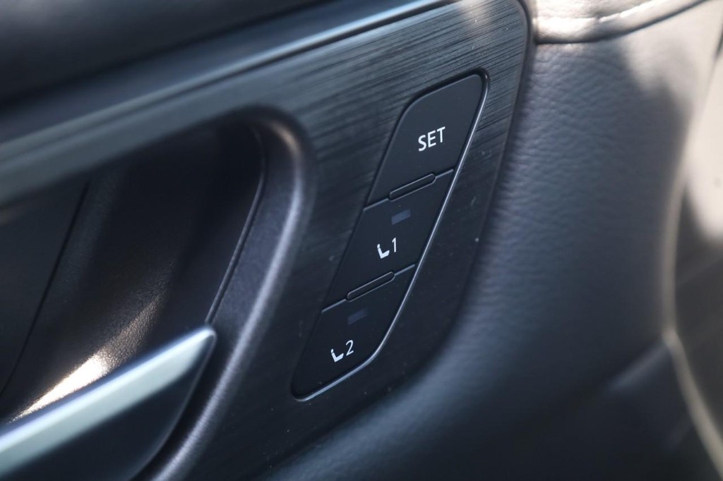 Nissan Armada Vehicle Image 12