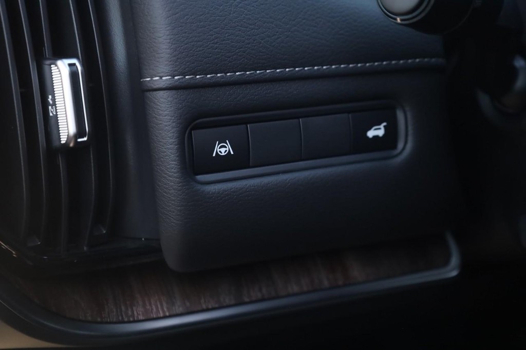 Nissan Armada Vehicle Image 13