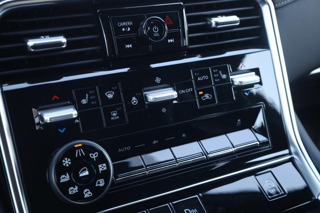 Nissan Armada Vehicle Image 17