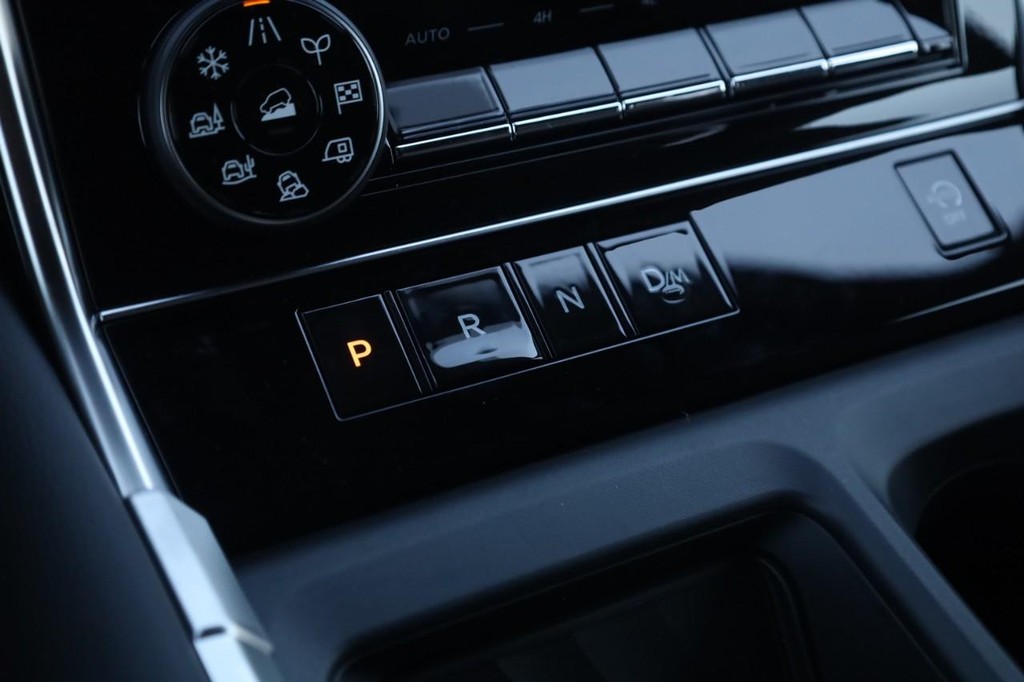 Nissan Armada Vehicle Image 18