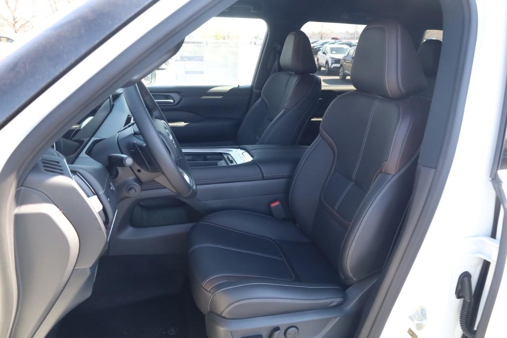 Nissan Armada Vehicle Image 19