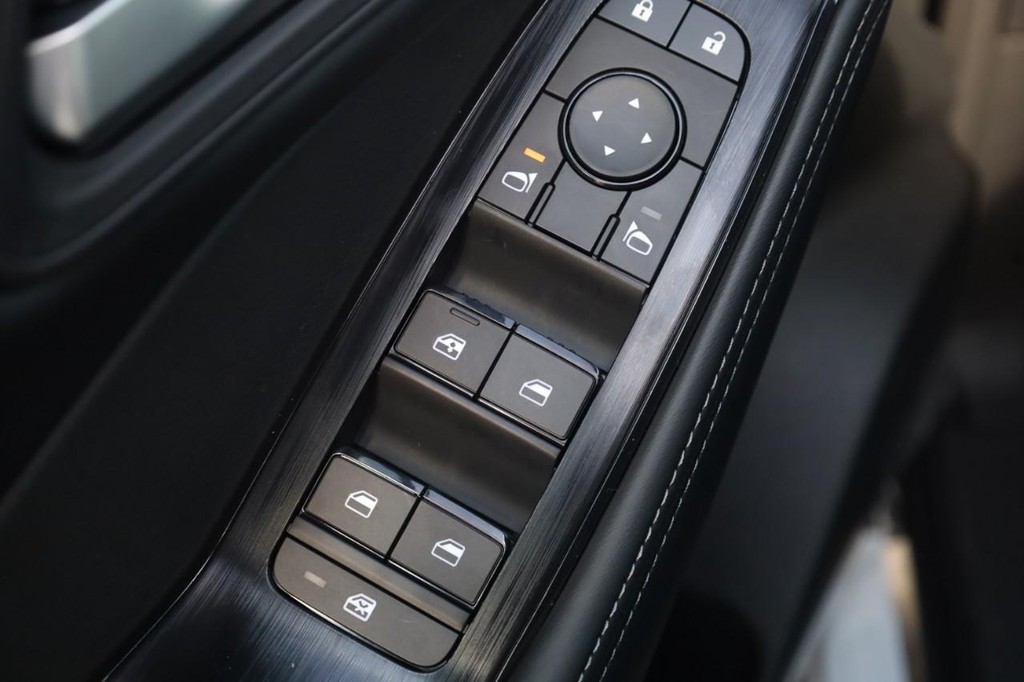 Nissan Rogue Vehicle Image 11