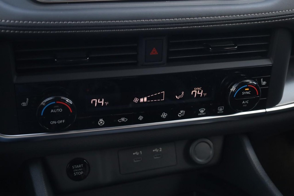 Nissan Rogue Vehicle Image 16