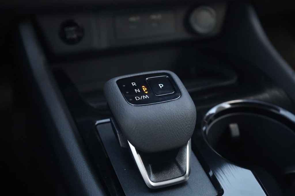 Nissan Rogue Vehicle Image 18