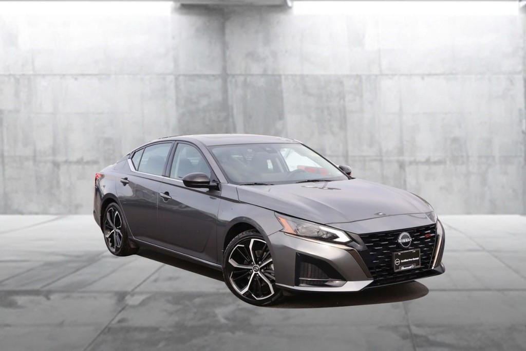 Nissan Altima Vehicle Image 02