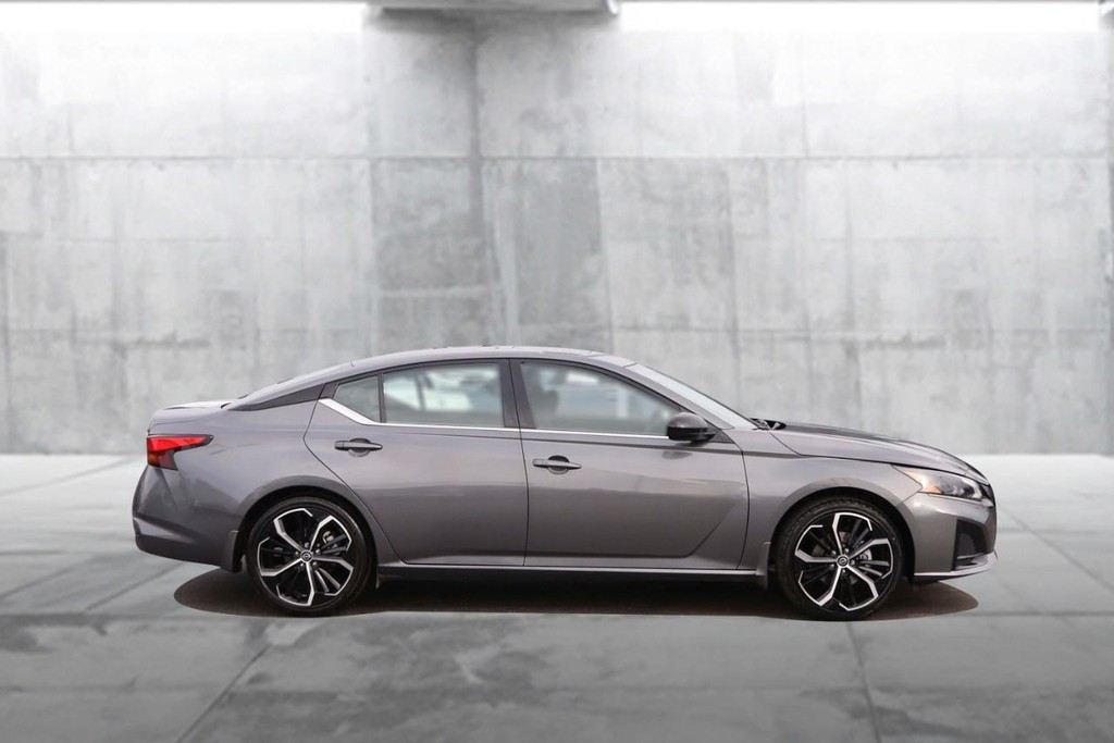 Nissan Altima Vehicle Image 05