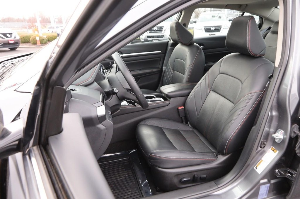 Nissan Altima Vehicle Image 09