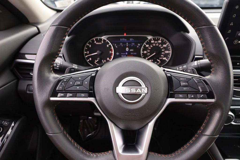 Nissan Altima Vehicle Image 11