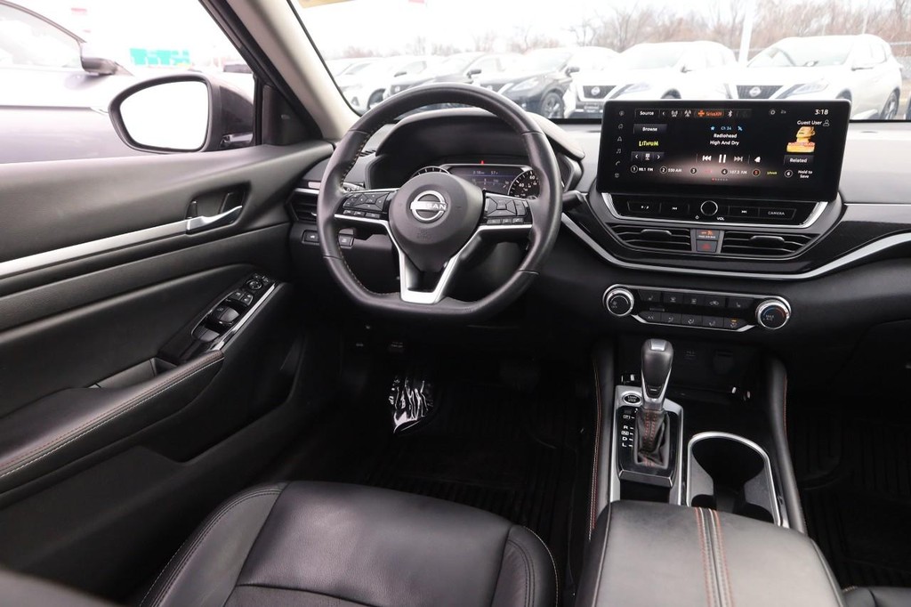 Nissan Altima Vehicle Image 20