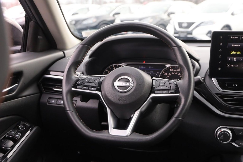 Nissan Altima Vehicle Image 21