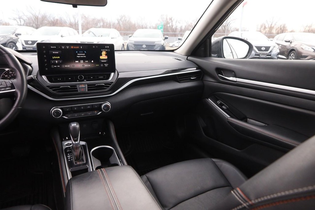 Nissan Altima Vehicle Image 23