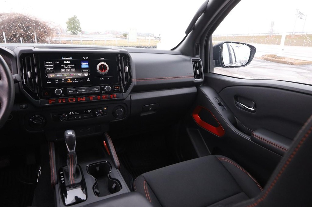 Nissan Frontier Vehicle Image 24