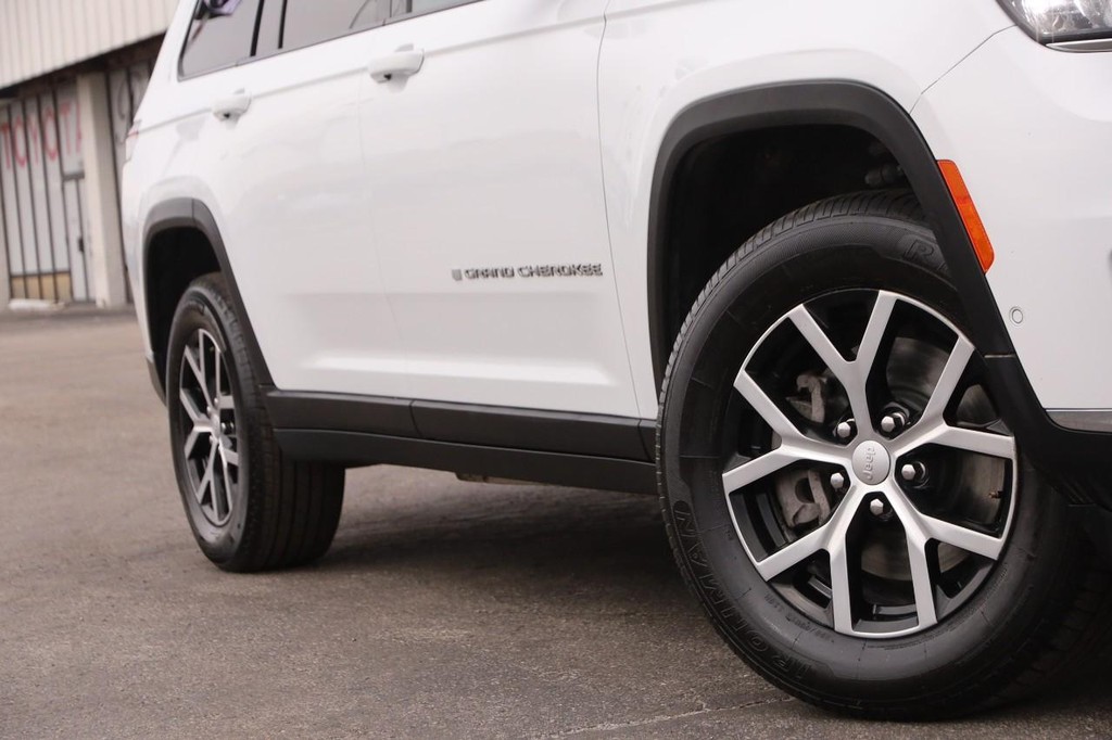 Jeep Grand Cherokee L Vehicle Full-screen Gallery Image 3