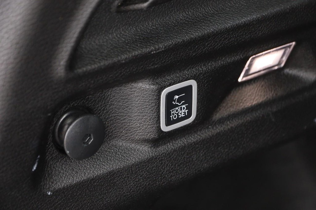 Jeep Grand Cherokee L Vehicle Full-screen Gallery Image 8