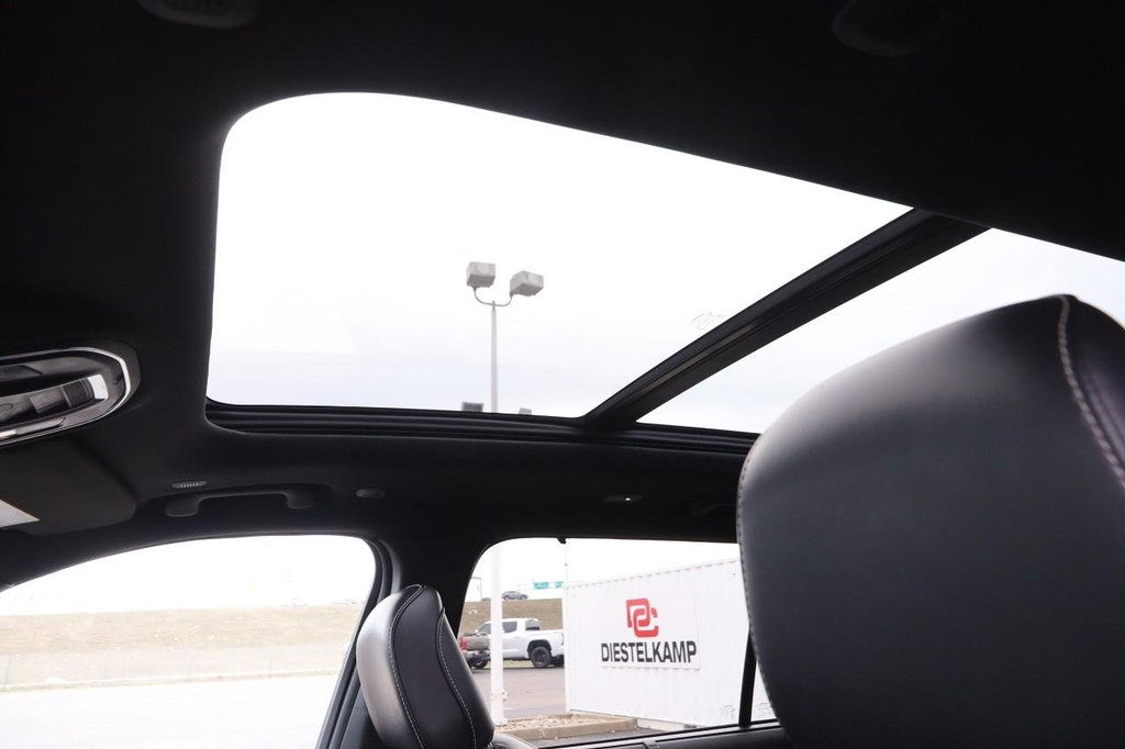 Jeep Grand Cherokee L Vehicle Full-screen Gallery Image 9