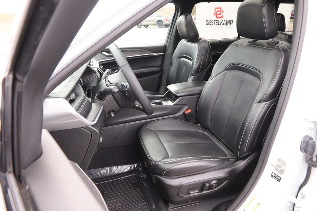 Jeep Grand Cherokee L Vehicle Full-screen Gallery Image 10