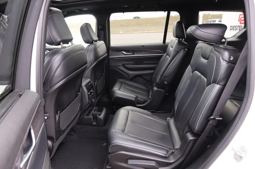 Jeep Grand Cherokee L Vehicle Full-screen Gallery Image 11