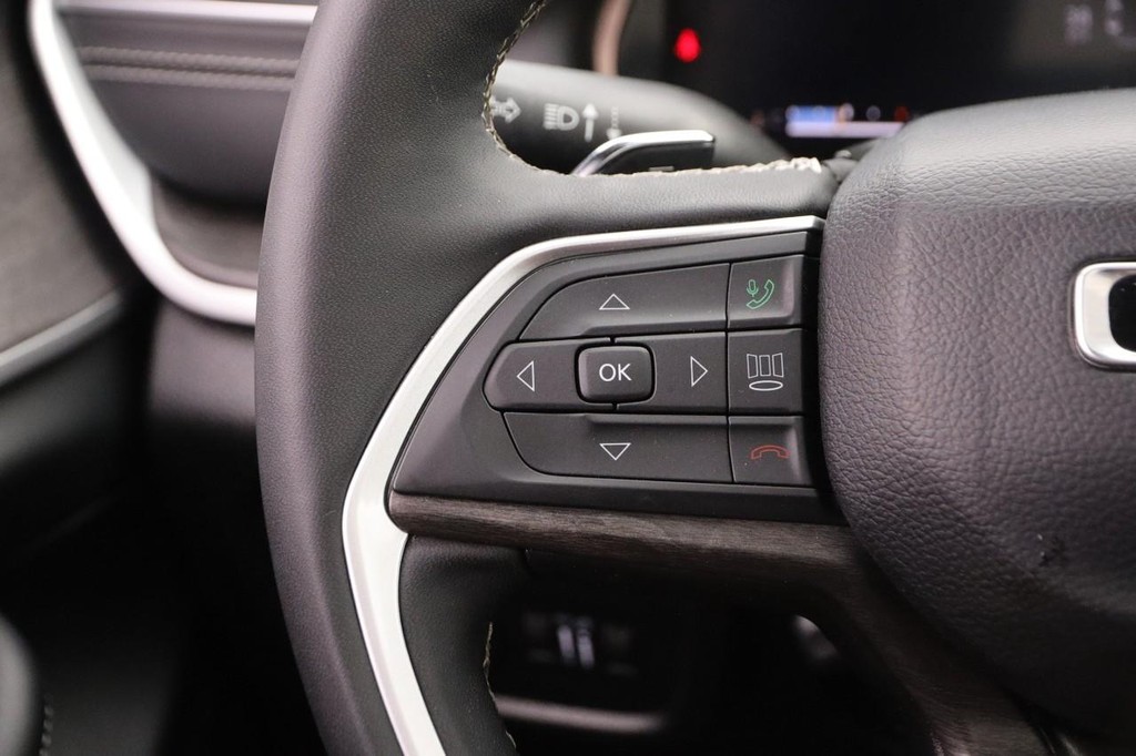 Jeep Grand Cherokee L Vehicle Full-screen Gallery Image 14