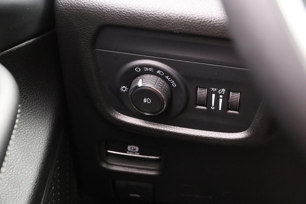 Jeep Grand Cherokee L Vehicle Full-screen Gallery Image 23