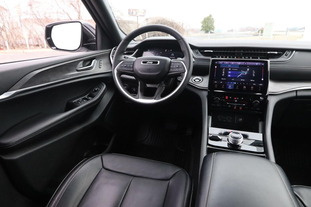 Jeep Grand Cherokee L Vehicle Full-screen Gallery Image 25