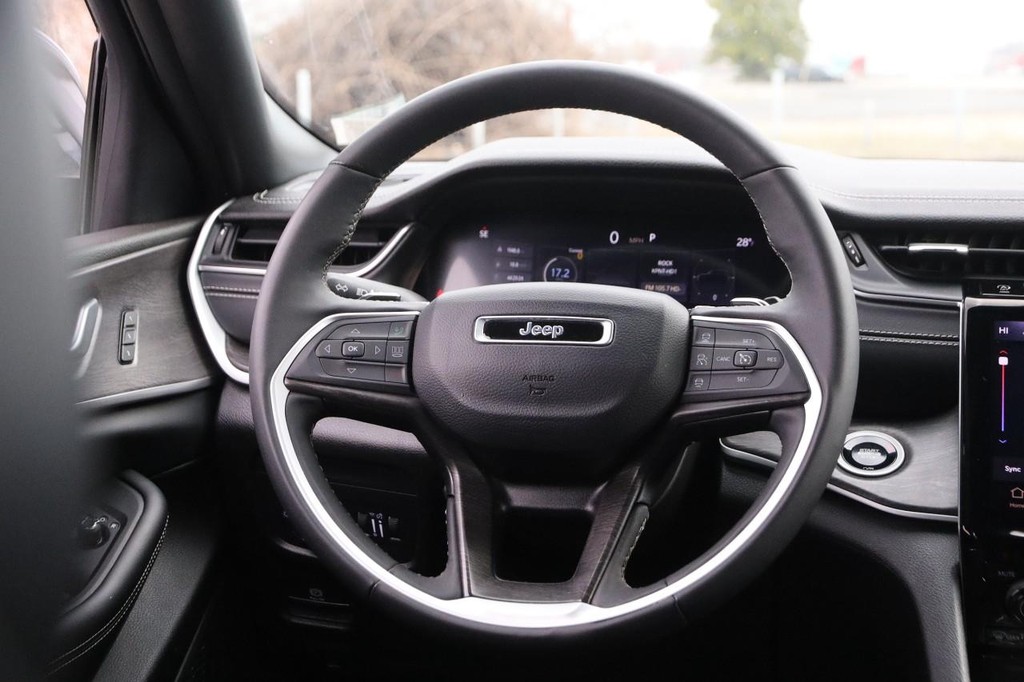 Jeep Grand Cherokee L Vehicle Full-screen Gallery Image 26