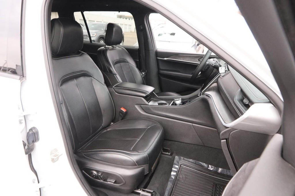 Jeep Grand Cherokee L Vehicle Full-screen Gallery Image 30