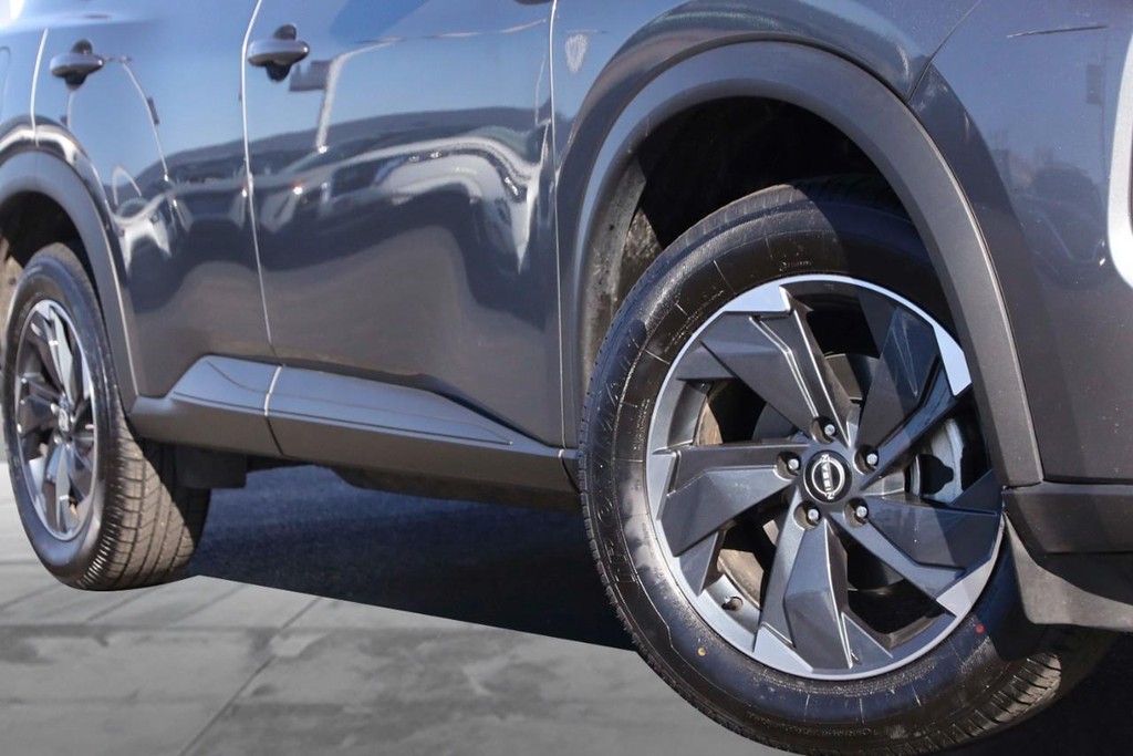 Nissan Rogue Vehicle Full-screen Gallery Image 3